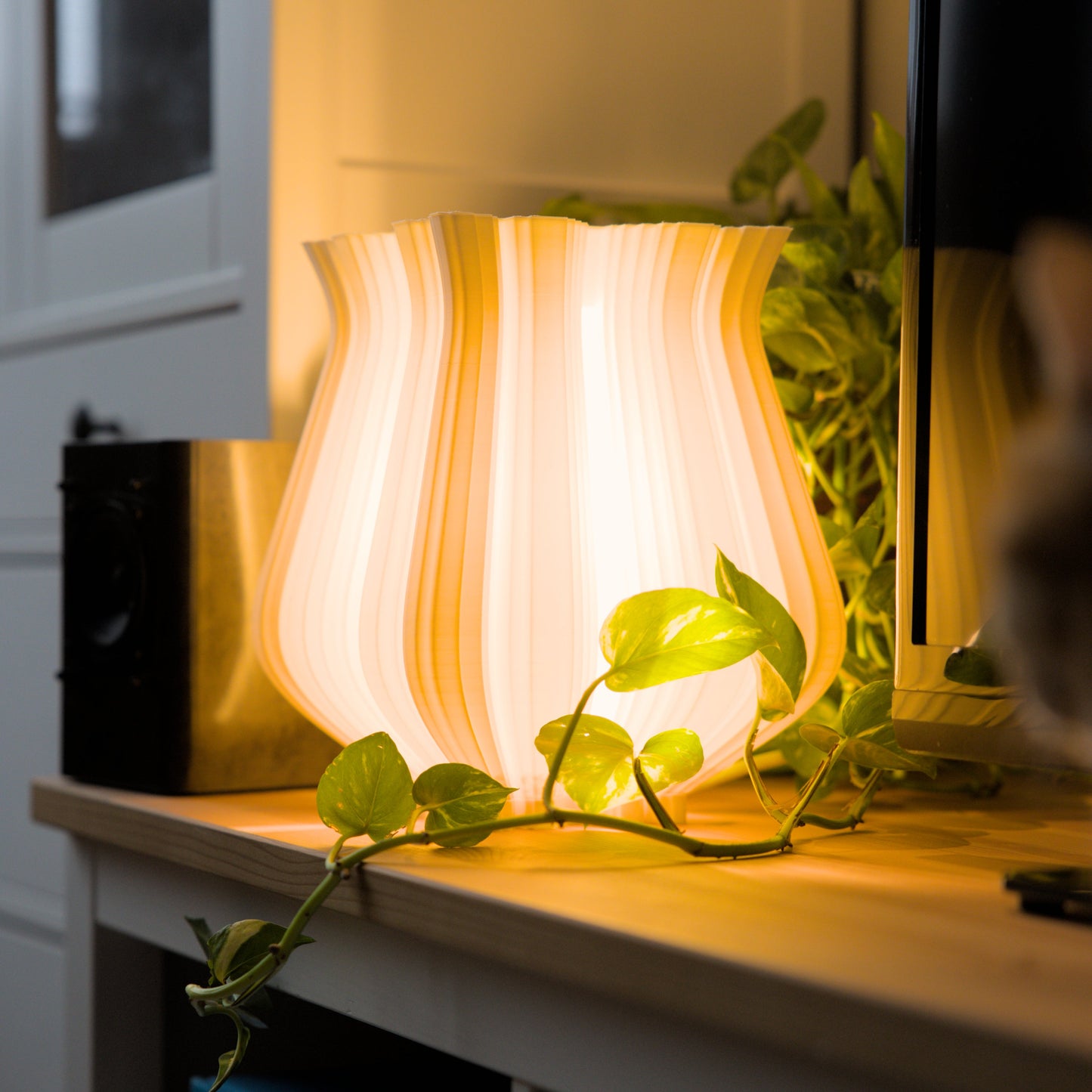 Elbetitsa Table Lamp